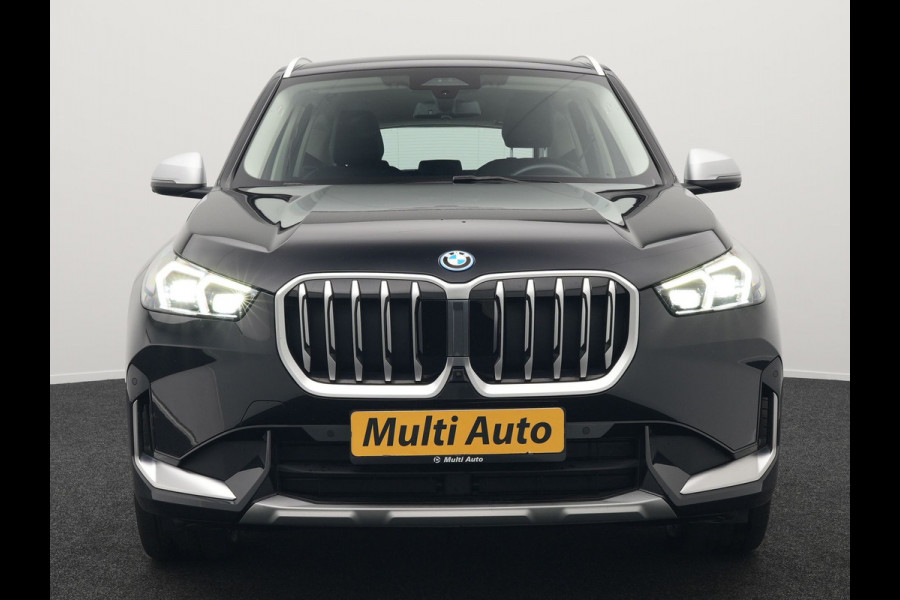 BMW X1 xDrive25e xLine Plug In Hybrid 221pk Dealer O.H PHEV | Trekhaak Af Fabriek | Head Up | 360 Camera | Adaptive Cruise | Harman Kardon | Lederen Sportstoelen Memory & Verwarmd | Navigatie | Apple Carplay | Virtual | Verwamd Stuur | DAB |
