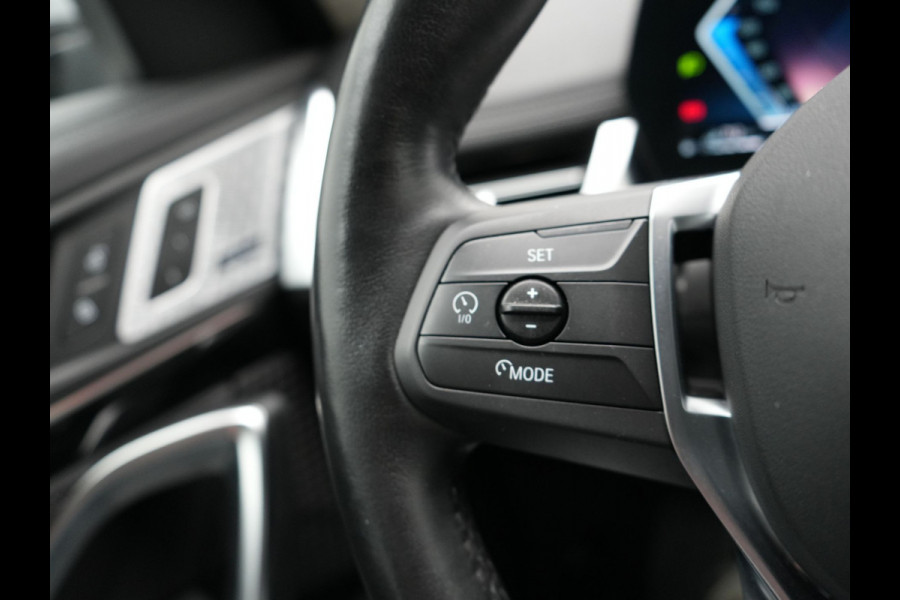 BMW X1 xDrive25e xLine Plug In Hybrid 221pk Dealer O.H PHEV | Trekhaak Af Fabriek | Head Up | 360 Camera | Adaptive Cruise | Harman Kardon | Lederen Sportstoelen Memory & Verwarmd | Navigatie | Apple Carplay | Virtual | Verwamd Stuur | DAB |