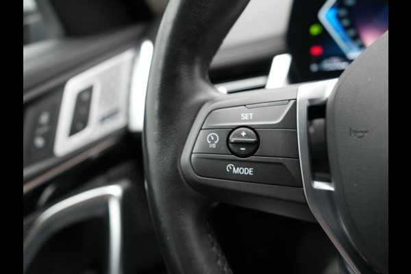 BMW X1 xDrive25e xLine Plug In Hybrid 221pk Dealer O.H PHEV | Trekhaak Af Fabriek | Head Up | 360 Camera | Adaptive Cruise | Harman Kardon | Lederen Sportstoelen Memory & Verwarmd | Navigatie | Apple Carplay | Virtual | Verwamd Stuur | DAB |