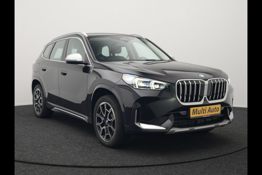 BMW X1 xDrive25e xLine Plug In Hybrid 221pk Dealer O.H PHEV | Trekhaak Af Fabriek | Head Up | 360 Camera | Adaptive Cruise | Harman Kardon | Lederen Sportstoelen Memory & Verwarmd | Navigatie | Apple Carplay | Virtual | Verwamd Stuur | DAB |