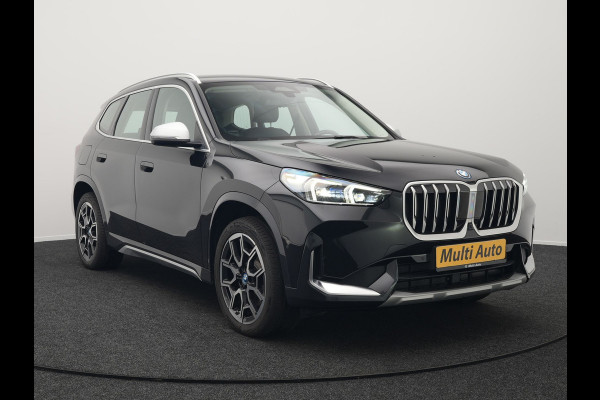 BMW X1 xDrive25e xLine Plug In Hybrid 221pk Dealer O.H PHEV | Trekhaak Af Fabriek | Head Up | 360 Camera | Adaptive Cruise | Harman Kardon | Lederen Sportstoelen Memory & Verwarmd | Navigatie | Apple Carplay | Virtual | Verwamd Stuur | DAB |
