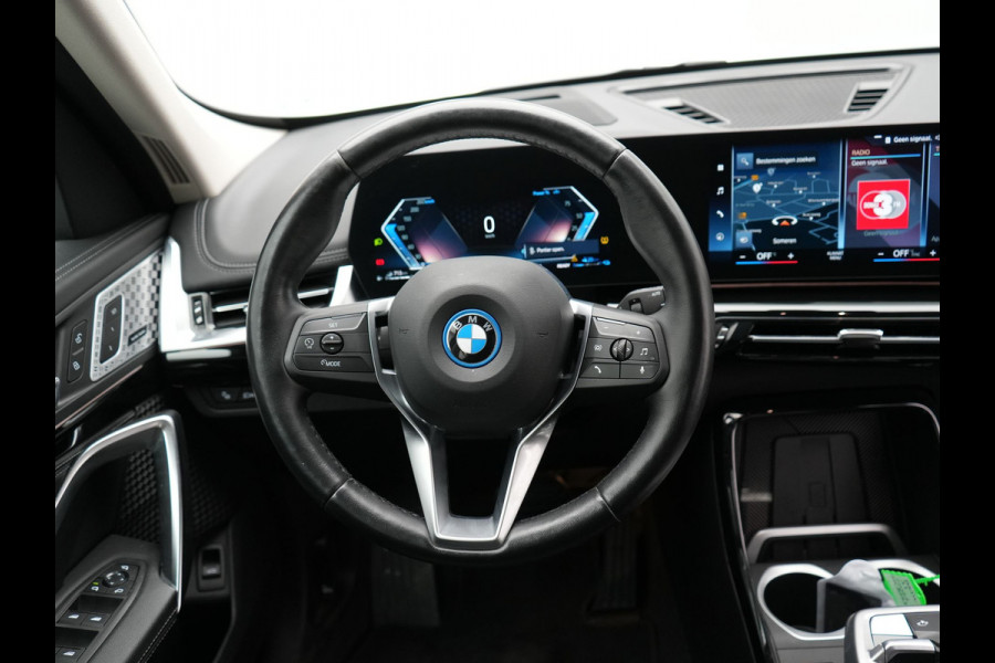 BMW X1 xDrive25e xLine Plug In Hybrid 221pk Dealer O.H PHEV | Trekhaak Af Fabriek | Head Up | 360 Camera | Adaptive Cruise | Harman Kardon | Lederen Sportstoelen Memory & Verwarmd | Navigatie | Apple Carplay | Virtual | Verwamd Stuur | DAB |