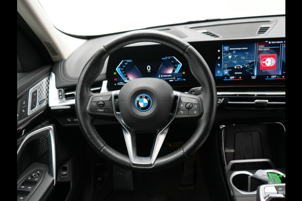 BMW X1 xDrive25e xLine Plug In Hybrid 221pk Dealer O.H PHEV | Trekhaak Af Fabriek | Head Up | 360 Camera | Adaptive Cruise | Harman Kardon | Lederen Sportstoelen Memory & Verwarmd | Navigatie | Apple Carplay | Virtual | Verwamd Stuur | DAB |