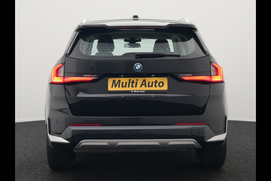 BMW X1 xDrive25e xLine Plug In Hybrid 221pk Dealer O.H PHEV | Trekhaak Af Fabriek | Head Up | 360 Camera | Adaptive Cruise | Harman Kardon | Lederen Sportstoelen Memory & Verwarmd | Navigatie | Apple Carplay | Virtual | Verwamd Stuur | DAB |