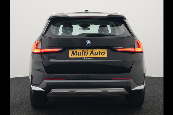 BMW X1 xDrive25e xLine Plug In Hybrid 221pk Dealer O.H PHEV | Trekhaak Af Fabriek | Head Up | 360 Camera | Adaptive Cruise | Harman Kardon | Lederen Sportstoelen Memory & Verwarmd | Navigatie | Apple Carplay | Virtual | Verwamd Stuur | DAB |