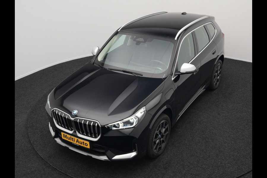 BMW X1 xDrive25e xLine Plug In Hybrid 221pk Dealer O.H PHEV | Trekhaak Af Fabriek | Head Up | 360 Camera | Adaptive Cruise | Harman Kardon | Lederen Sportstoelen Memory & Verwarmd | Navigatie | Apple Carplay | Virtual | Verwamd Stuur | DAB |