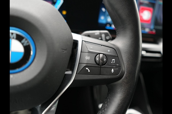 BMW X1 xDrive25e xLine Plug In Hybrid 221pk Dealer O.H PHEV | Trekhaak Af Fabriek | Head Up | 360 Camera | Adaptive Cruise | Harman Kardon | Lederen Sportstoelen Memory & Verwarmd | Navigatie | Apple Carplay | Virtual | Verwamd Stuur | DAB |
