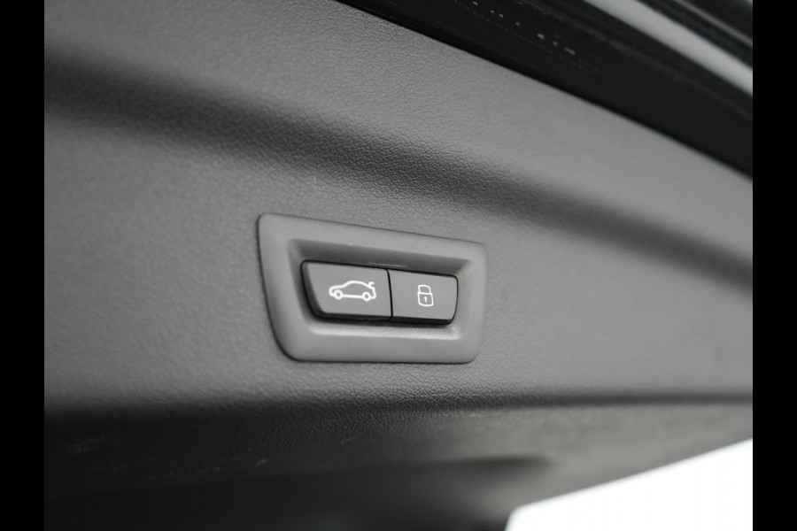 BMW X1 xDrive25e xLine Plug In Hybrid 221pk Dealer O.H PHEV | Trekhaak Af Fabriek | Head Up | 360 Camera | Adaptive Cruise | Harman Kardon | Lederen Sportstoelen Memory & Verwarmd | Navigatie | Apple Carplay | Virtual | Verwamd Stuur | DAB |