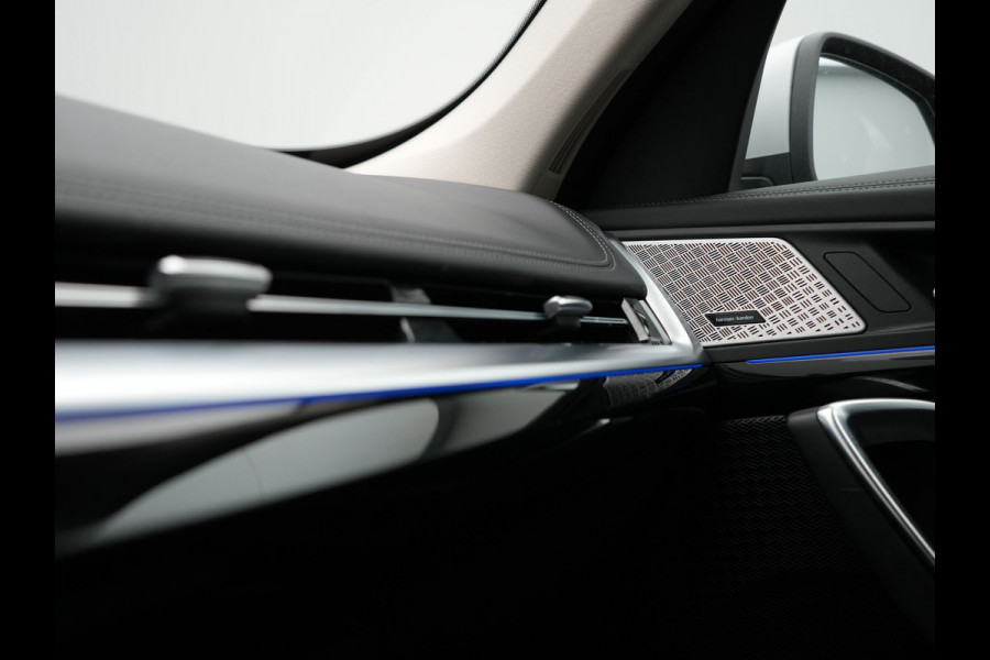 BMW X1 xDrive25e xLine Plug In Hybrid 221pk Dealer O.H PHEV | Trekhaak Af Fabriek | Head Up | 360 Camera | Adaptive Cruise | Harman Kardon | Lederen Sportstoelen Memory & Verwarmd | Navigatie | Apple Carplay | Virtual | Verwamd Stuur | DAB |