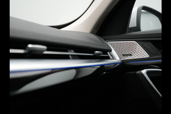 BMW X1 xDrive25e xLine Plug In Hybrid 221pk Dealer O.H PHEV | Trekhaak Af Fabriek | Head Up | 360 Camera | Adaptive Cruise | Harman Kardon | Lederen Sportstoelen Memory & Verwarmd | Navigatie | Apple Carplay | Virtual | Verwamd Stuur | DAB |