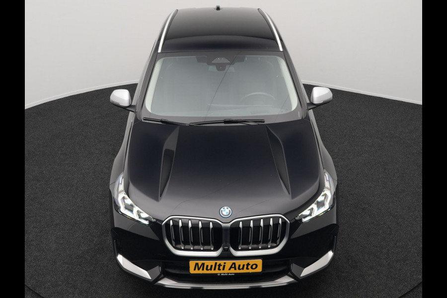 BMW X1 xDrive25e xLine Plug In Hybrid 221pk Dealer O.H PHEV | Trekhaak Af Fabriek | Head Up | 360 Camera | Adaptive Cruise | Harman Kardon | Lederen Sportstoelen Memory & Verwarmd | Navigatie | Apple Carplay | Virtual | Verwamd Stuur | DAB |