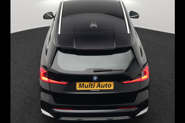 BMW X1 xDrive25e xLine Plug In Hybrid 221pk Dealer O.H PHEV | Trekhaak Af Fabriek | Head Up | 360 Camera | Adaptive Cruise | Harman Kardon | Lederen Sportstoelen Memory & Verwarmd | Navigatie | Apple Carplay | Virtual | Verwamd Stuur | DAB |