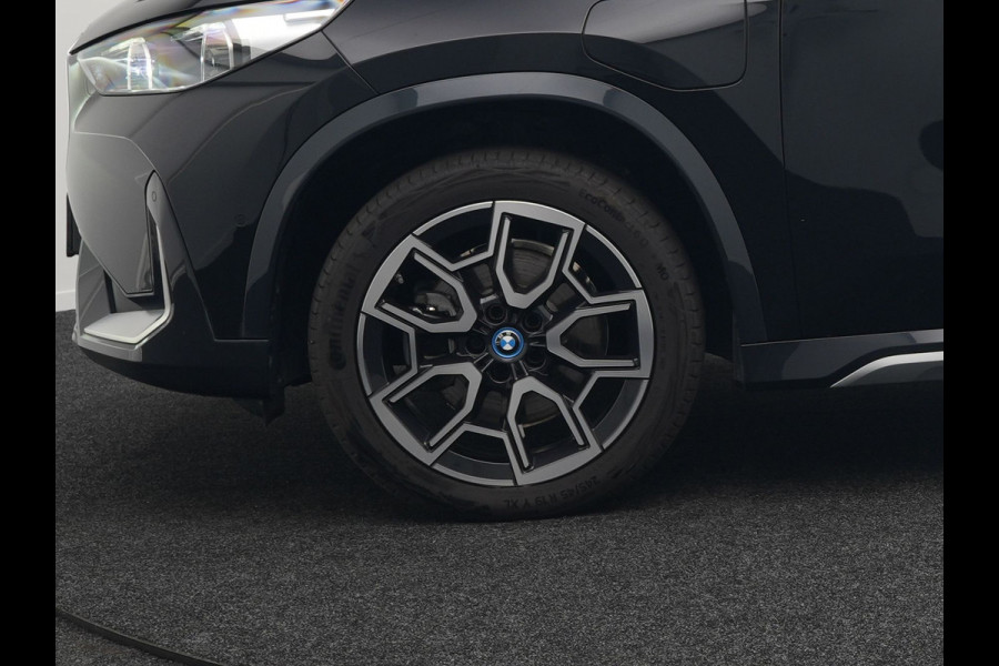 BMW X1 xDrive25e xLine Plug In Hybrid 221pk Dealer O.H PHEV | Trekhaak Af Fabriek | Head Up | 360 Camera | Adaptive Cruise | Harman Kardon | Lederen Sportstoelen Memory & Verwarmd | Navigatie | Apple Carplay | Virtual | Verwamd Stuur | DAB |