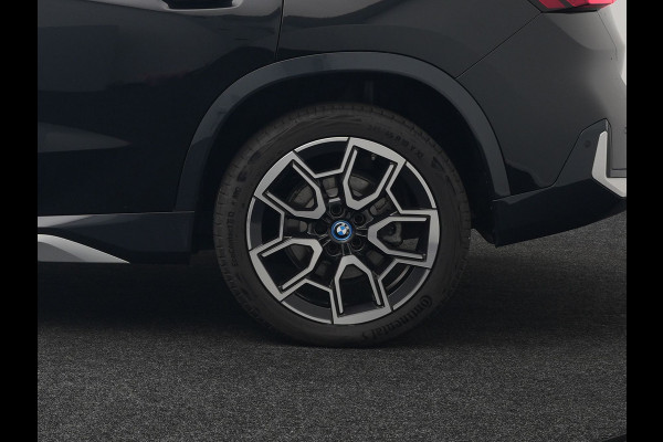 BMW X1 xDrive25e xLine Plug In Hybrid 221pk Dealer O.H PHEV | Trekhaak Af Fabriek | Head Up | 360 Camera | Adaptive Cruise | Harman Kardon | Lederen Sportstoelen Memory & Verwarmd | Navigatie | Apple Carplay | Virtual | Verwamd Stuur | DAB |