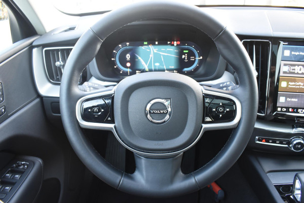 Volvo XC60 T6 350PK Automaat Plug-in Hybrid AWD Plus Dark / Navigatie / 360 Camera / Adaptieve Cruise Control / Stuur & Stoelverwarming / Elektr. Achterklep / Schuifdak / Trekhaak