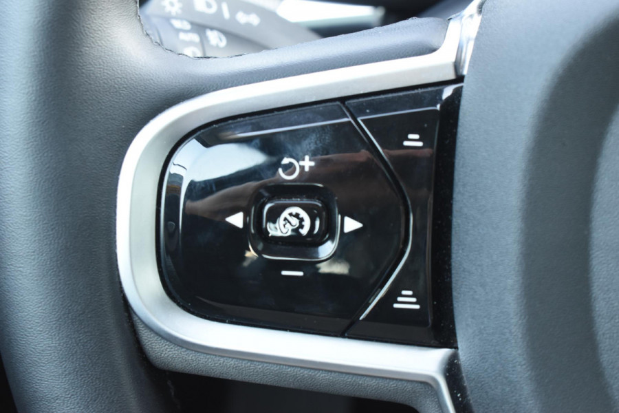 Volvo XC60 T6 350PK Automaat Plug-in Hybrid AWD Plus Dark / Navigatie / 360 Camera / Adaptieve Cruise Control / Stuur & Stoelverwarming / Elektr. Achterklep / Schuifdak / Trekhaak