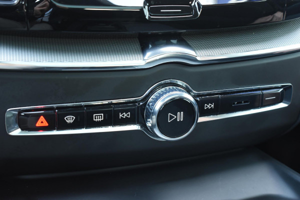 Volvo XC60 T6 350PK Automaat Plug-in Hybrid AWD Plus Dark / Navigatie / 360 Camera / Adaptieve Cruise Control / Stuur & Stoelverwarming / Elektr. Achterklep / Schuifdak / Trekhaak