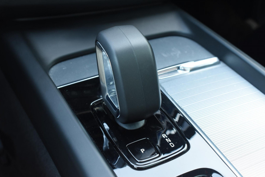 Volvo XC60 T6 350PK Automaat Plug-in Hybrid AWD Plus Dark / Navigatie / 360 Camera / Adaptieve Cruise Control / Stuur & Stoelverwarming / Elektr. Achterklep / Schuifdak / Trekhaak