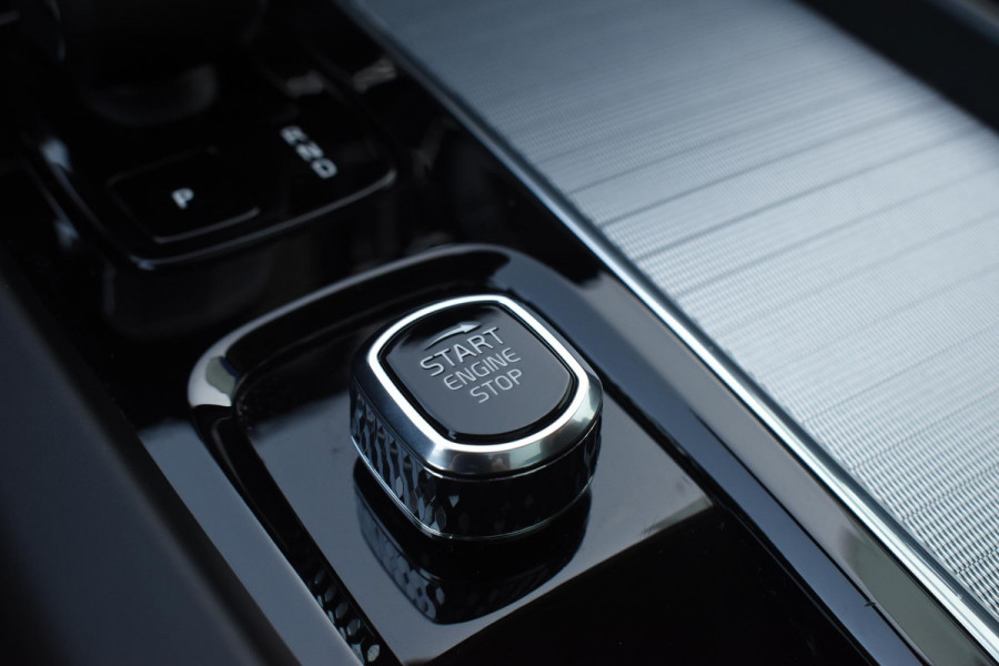 Volvo XC60 T6 350PK Automaat Plug-in Hybrid AWD Plus Dark / Navigatie / 360 Camera / Adaptieve Cruise Control / Stuur & Stoelverwarming / Elektr. Achterklep / Schuifdak / Trekhaak