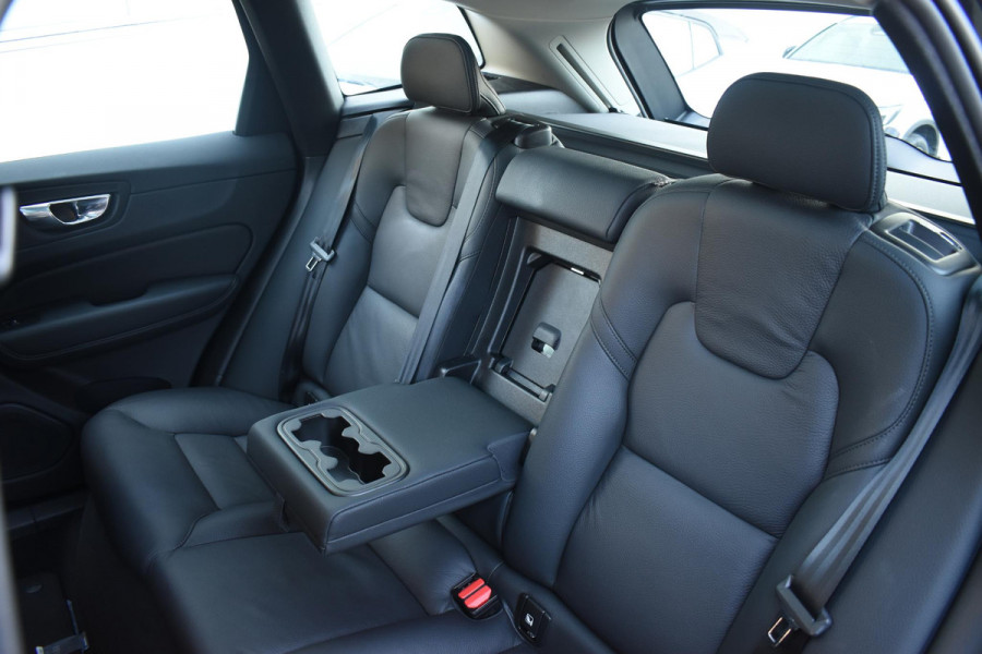 Volvo XC60 T6 350PK Automaat Plug-in Hybrid AWD Plus Dark / Navigatie / 360 Camera / Adaptieve Cruise Control / Stuur & Stoelverwarming / Elektr. Achterklep / Schuifdak / Trekhaak