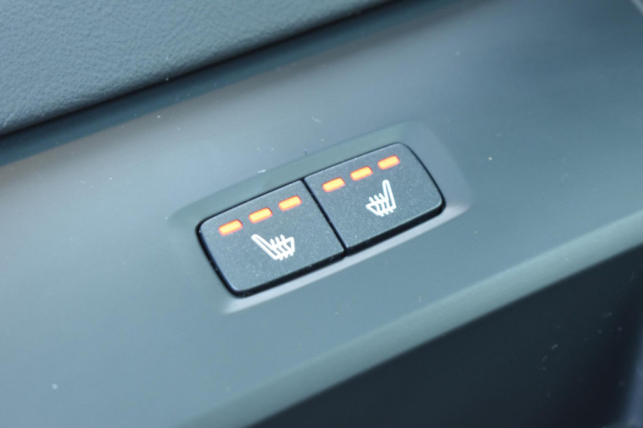 Volvo XC60 T6 350PK Automaat Plug-in Hybrid AWD Plus Dark / Navigatie / 360 Camera / Adaptieve Cruise Control / Stuur & Stoelverwarming / Elektr. Achterklep / Schuifdak / Trekhaak