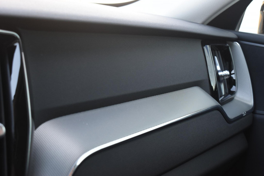 Volvo XC60 T6 350PK Automaat Plug-in Hybrid AWD Plus Dark / Navigatie / 360 Camera / Adaptieve Cruise Control / Stuur & Stoelverwarming / Elektr. Achterklep / Schuifdak / Trekhaak