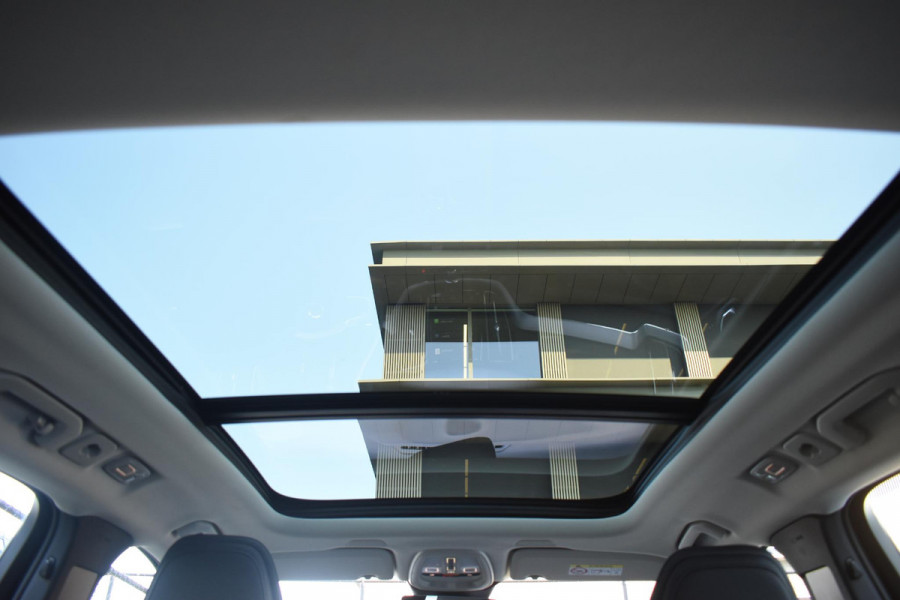 Volvo XC60 T6 350PK Automaat Plug-in Hybrid AWD Plus Dark / Navigatie / 360 Camera / Adaptieve Cruise Control / Stuur & Stoelverwarming / Elektr. Achterklep / Schuifdak / Trekhaak