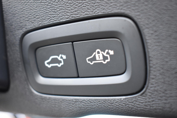 Volvo XC60 T6 350PK Automaat Plug-in Hybrid AWD Plus Dark / Navigatie / 360 Camera / Adaptieve Cruise Control / Stuur & Stoelverwarming / Elektr. Achterklep / Schuifdak / Trekhaak