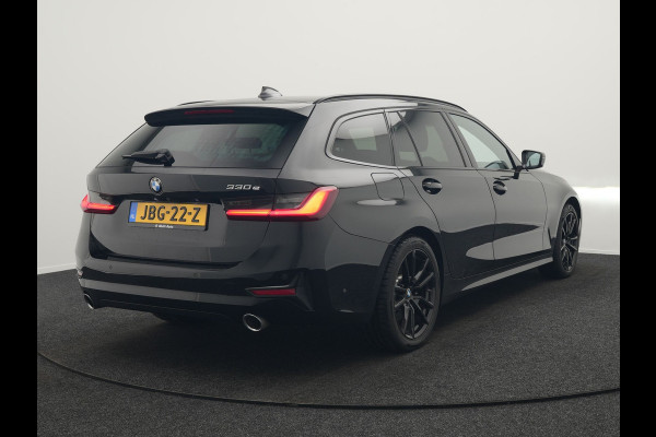 BMW 3 Serie Touring 330e Sportline Plug In Hybrid 293pk Dealer O.H PHEV | Camera | Apple Carplay | Lederen Sportstoelen Verwarmd | Harman Kardon | Black Optic | Navigatie | Sfeerverlichting | Virtual | DAB |