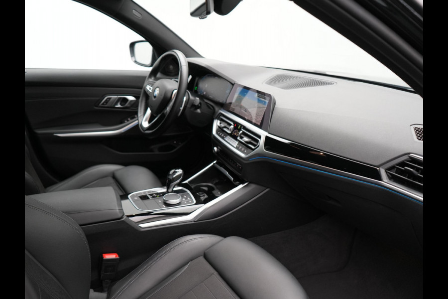 BMW 3 Serie Touring 330e Sportline Plug In Hybrid 293pk Dealer O.H PHEV | Camera | Apple Carplay | Lederen Sportstoelen Verwarmd | Harman Kardon | Black Optic | Navigatie | Sfeerverlichting | Virtual | DAB |