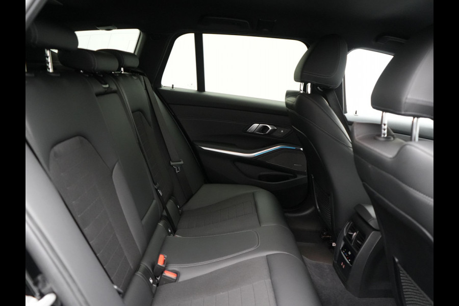 BMW 3 Serie Touring 330e Sportline Plug In Hybrid 293pk Dealer O.H PHEV | Camera | Apple Carplay | Lederen Sportstoelen Verwarmd | Harman Kardon | Black Optic | Navigatie | Sfeerverlichting | Virtual | DAB |