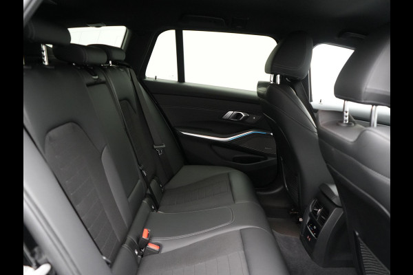 BMW 3 Serie Touring 330e Sportline Plug In Hybrid 293pk Dealer O.H PHEV | Camera | Apple Carplay | Lederen Sportstoelen Verwarmd | Harman Kardon | Black Optic | Navigatie | Sfeerverlichting | Virtual | DAB |