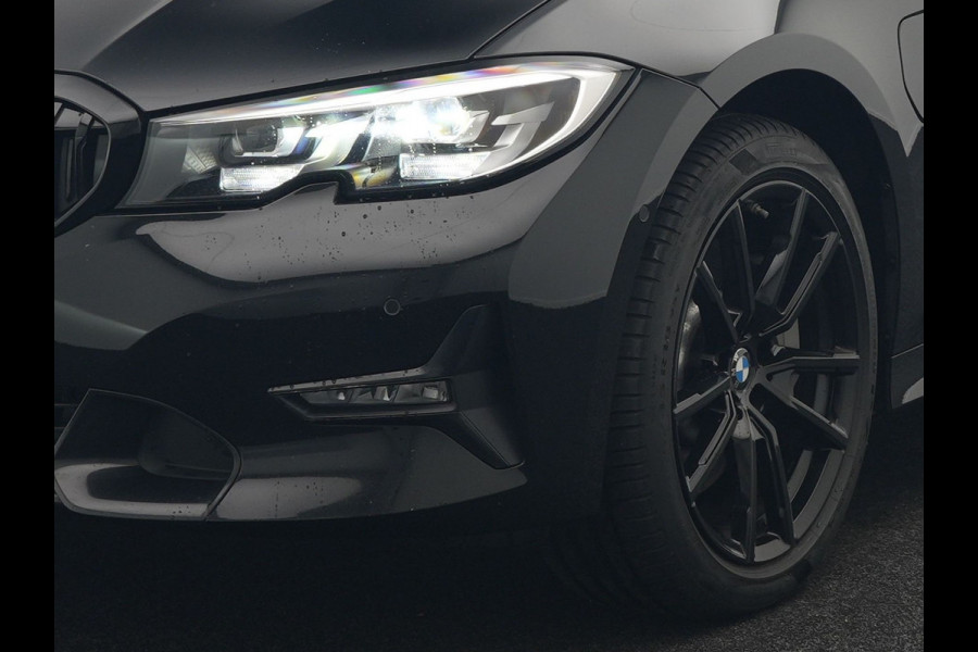 BMW 3 Serie Touring 330e Sportline Plug In Hybrid 293pk Dealer O.H PHEV | Camera | Apple Carplay | Lederen Sportstoelen Verwarmd | Harman Kardon | Black Optic | Navigatie | Sfeerverlichting | Virtual | DAB |