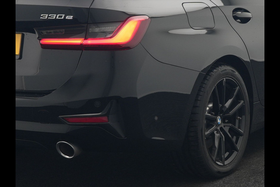 BMW 3 Serie Touring 330e Sportline Plug In Hybrid 293pk Dealer O.H PHEV | Camera | Apple Carplay | Lederen Sportstoelen Verwarmd | Harman Kardon | Black Optic | Navigatie | Sfeerverlichting | Virtual | DAB |