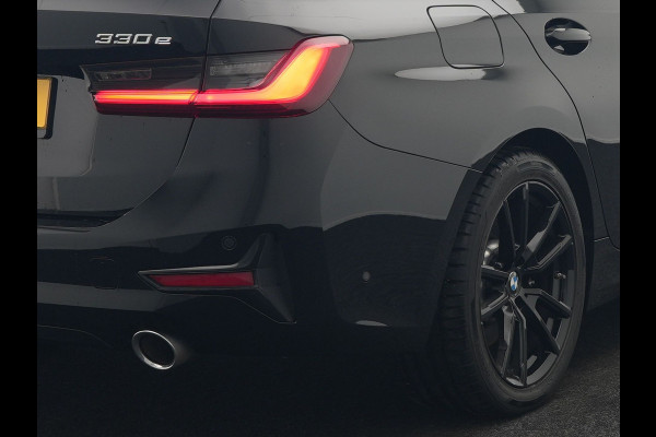 BMW 3 Serie Touring 330e Sportline Plug In Hybrid 293pk Dealer O.H PHEV | Camera | Apple Carplay | Lederen Sportstoelen Verwarmd | Harman Kardon | Black Optic | Navigatie | Sfeerverlichting | Virtual | DAB |