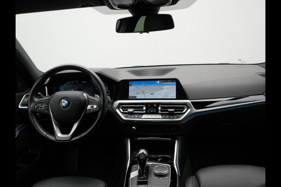 BMW 3 Serie Touring 330e Sportline Plug In Hybrid 293pk Dealer O.H PHEV | Camera | Apple Carplay | Lederen Sportstoelen Verwarmd | Harman Kardon | Black Optic | Navigatie | Sfeerverlichting | Virtual | DAB |