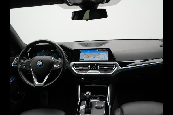 BMW 3 Serie Touring 330e Sportline Plug In Hybrid 293pk Dealer O.H PHEV | Camera | Apple Carplay | Lederen Sportstoelen Verwarmd | Harman Kardon | Black Optic | Navigatie | Sfeerverlichting | Virtual | DAB |