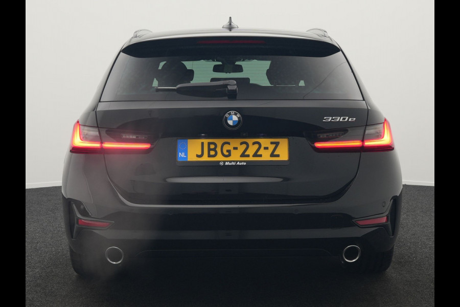 BMW 3 Serie Touring 330e Sportline Plug In Hybrid 293pk Dealer O.H PHEV | Camera | Apple Carplay | Lederen Sportstoelen Verwarmd | Harman Kardon | Black Optic | Navigatie | Sfeerverlichting | Virtual | DAB |