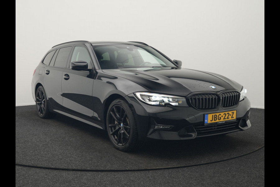 BMW 3 Serie Touring 330e Sportline Plug In Hybrid 293pk Dealer O.H PHEV | Camera | Apple Carplay | Lederen Sportstoelen Verwarmd | Harman Kardon | Black Optic | Navigatie | Sfeerverlichting | Virtual | DAB |