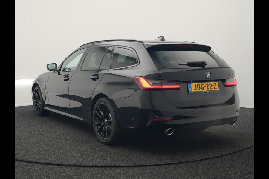 BMW 3 Serie Touring 330e Sportline Plug In Hybrid 293pk Dealer O.H PHEV | Camera | Apple Carplay | Lederen Sportstoelen Verwarmd | Harman Kardon | Black Optic | Navigatie | Sfeerverlichting | Virtual | DAB |