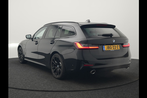 BMW 3 Serie Touring 330e Sportline Plug In Hybrid 293pk Dealer O.H PHEV | Camera | Apple Carplay | Lederen Sportstoelen Verwarmd | Harman Kardon | Black Optic | Navigatie | Sfeerverlichting | Virtual | DAB |