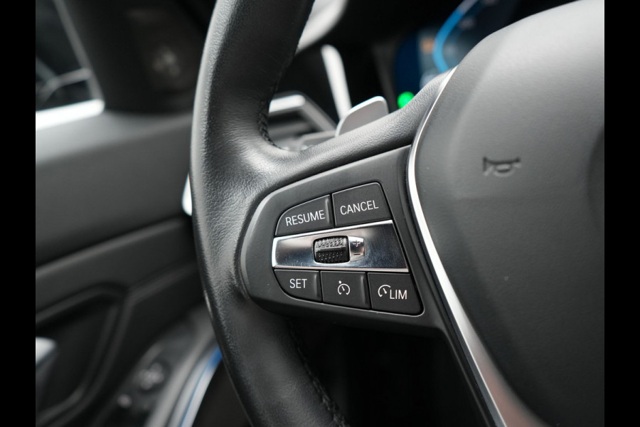 BMW 3 Serie Touring 330e Sportline Plug In Hybrid 293pk Dealer O.H PHEV | Camera | Apple Carplay | Lederen Sportstoelen Verwarmd | Harman Kardon | Black Optic | Navigatie | Sfeerverlichting | Virtual | DAB |
