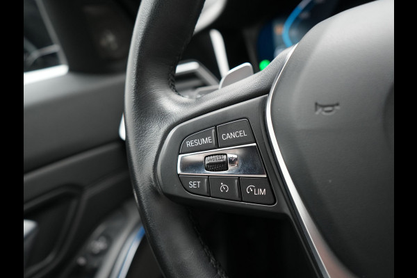 BMW 3 Serie Touring 330e Sportline Plug In Hybrid 293pk Dealer O.H PHEV | Camera | Apple Carplay | Lederen Sportstoelen Verwarmd | Harman Kardon | Black Optic | Navigatie | Sfeerverlichting | Virtual | DAB |