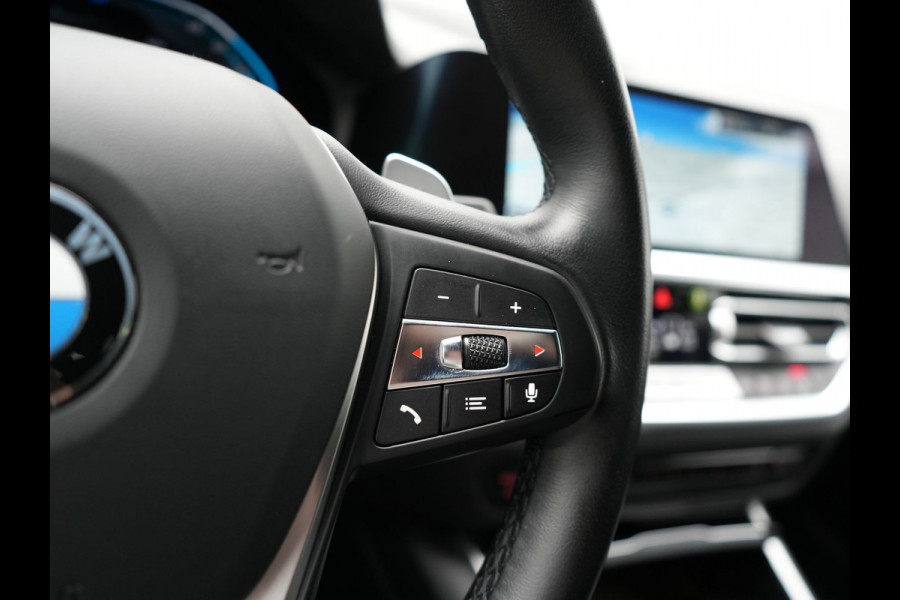 BMW 3 Serie Touring 330e Sportline Plug In Hybrid 293pk Dealer O.H PHEV | Camera | Apple Carplay | Lederen Sportstoelen Verwarmd | Harman Kardon | Black Optic | Navigatie | Sfeerverlichting | Virtual | DAB |