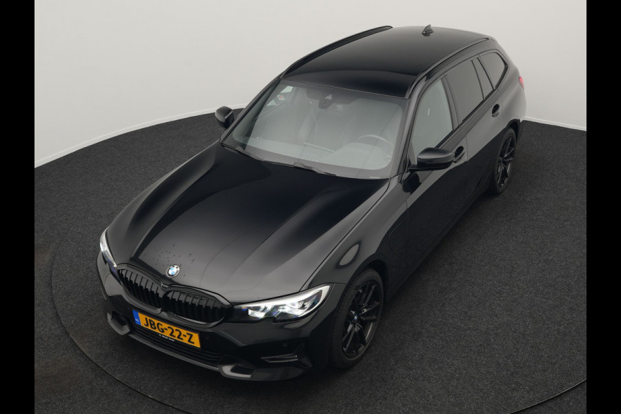 BMW 3 Serie Touring 330e Sportline Plug In Hybrid 293pk Dealer O.H PHEV | Camera | Apple Carplay | Lederen Sportstoelen Verwarmd | Harman Kardon | Black Optic | Navigatie | Sfeerverlichting | Virtual | DAB |