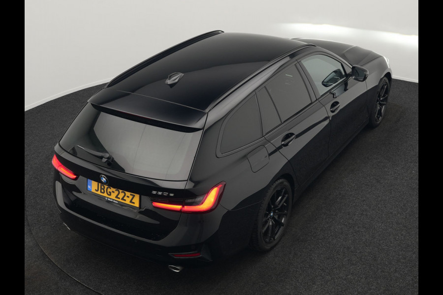 BMW 3 Serie Touring 330e Sportline Plug In Hybrid 293pk Dealer O.H PHEV | Camera | Apple Carplay | Lederen Sportstoelen Verwarmd | Harman Kardon | Black Optic | Navigatie | Sfeerverlichting | Virtual | DAB |