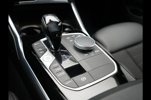 BMW 3 Serie Touring 330e Sportline Plug In Hybrid 293pk Dealer O.H PHEV | Camera | Apple Carplay | Lederen Sportstoelen Verwarmd | Harman Kardon | Black Optic | Navigatie | Sfeerverlichting | Virtual | DAB |