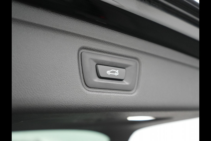 BMW 3 Serie Touring 330e Sportline Plug In Hybrid 293pk Dealer O.H PHEV | Camera | Apple Carplay | Lederen Sportstoelen Verwarmd | Harman Kardon | Black Optic | Navigatie | Sfeerverlichting | Virtual | DAB |