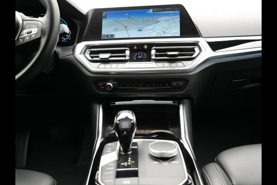 BMW 3 Serie Touring 330e Sportline Plug In Hybrid 293pk Dealer O.H PHEV | Camera | Apple Carplay | Lederen Sportstoelen Verwarmd | Harman Kardon | Black Optic | Navigatie | Sfeerverlichting | Virtual | DAB |