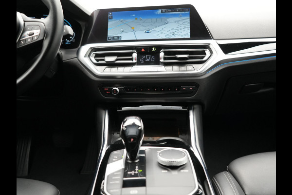 BMW 3 Serie Touring 330e Sportline Plug In Hybrid 293pk Dealer O.H PHEV | Camera | Apple Carplay | Lederen Sportstoelen Verwarmd | Harman Kardon | Black Optic | Navigatie | Sfeerverlichting | Virtual | DAB |